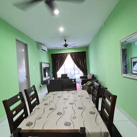 Faiz Homestay Kuching Exterior foto